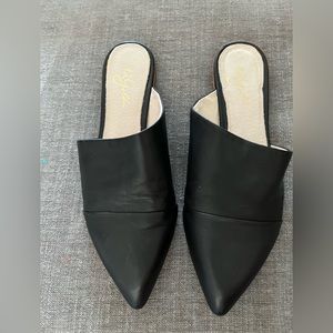 Modern and versatile, black toe mule. Size 9 lightly worn